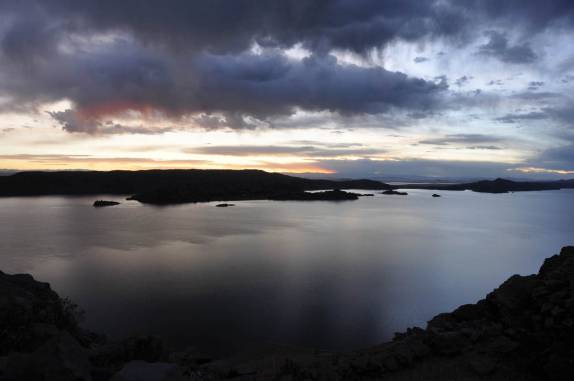 Fim de tarde no lago Titicaca, no Peru (Ilha Amantani_